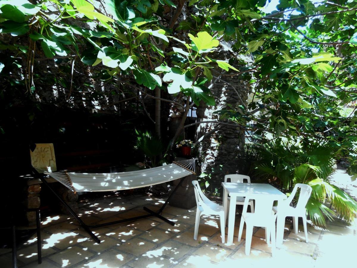 Logis De La Meschaussee, Dans Donjon Du Xie Siecle Canet  Екстер'єр фото